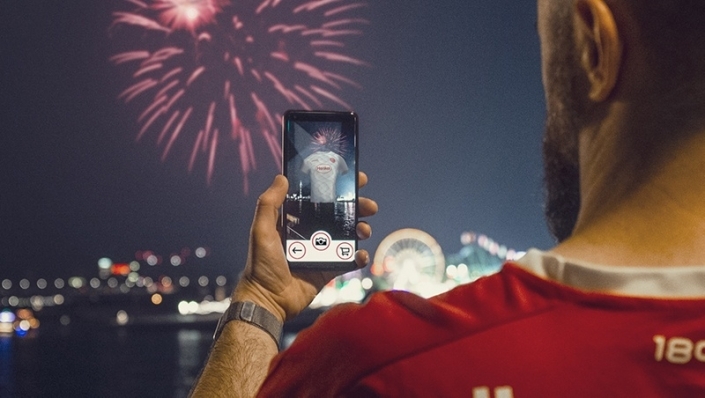 Mann der Feuerwerk mit seinem Handy abfotografiert