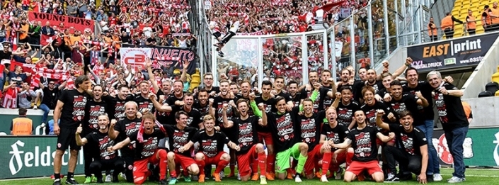 Fortuna Düsseldorf Mannschaft feiert den Sieg mit Gruppenfoto