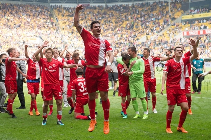 Fortuna Düsseldorf feiern den Sieg im Stadion