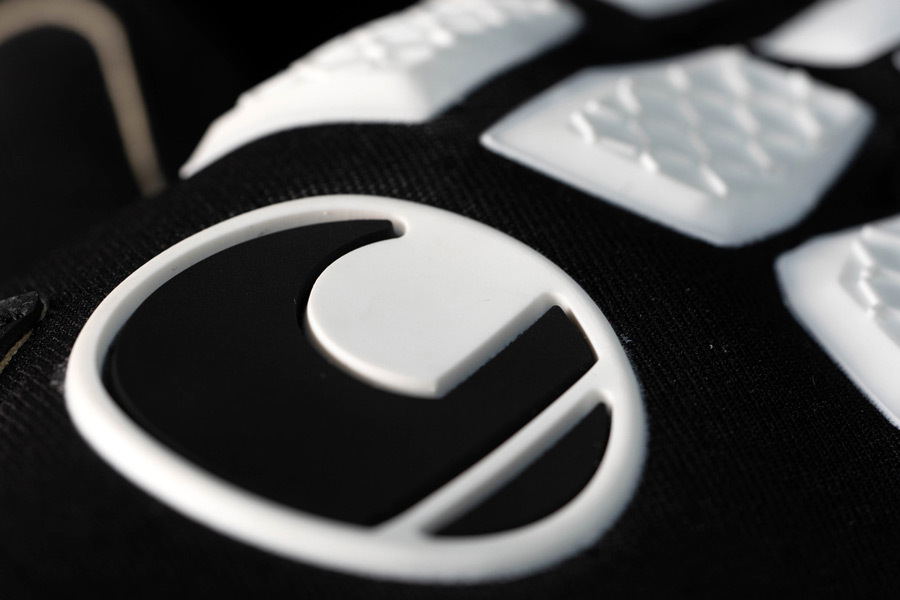 uhlsport weiß logo auf schwarzen HyperFlex Torwarthandschuh