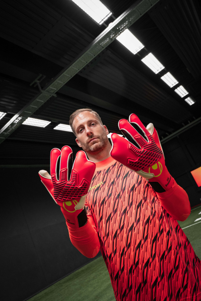 Oli Baumann mit spezial Torwarthandschuh