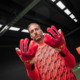 Oli Baumann mit spezial Torwarthandschuh