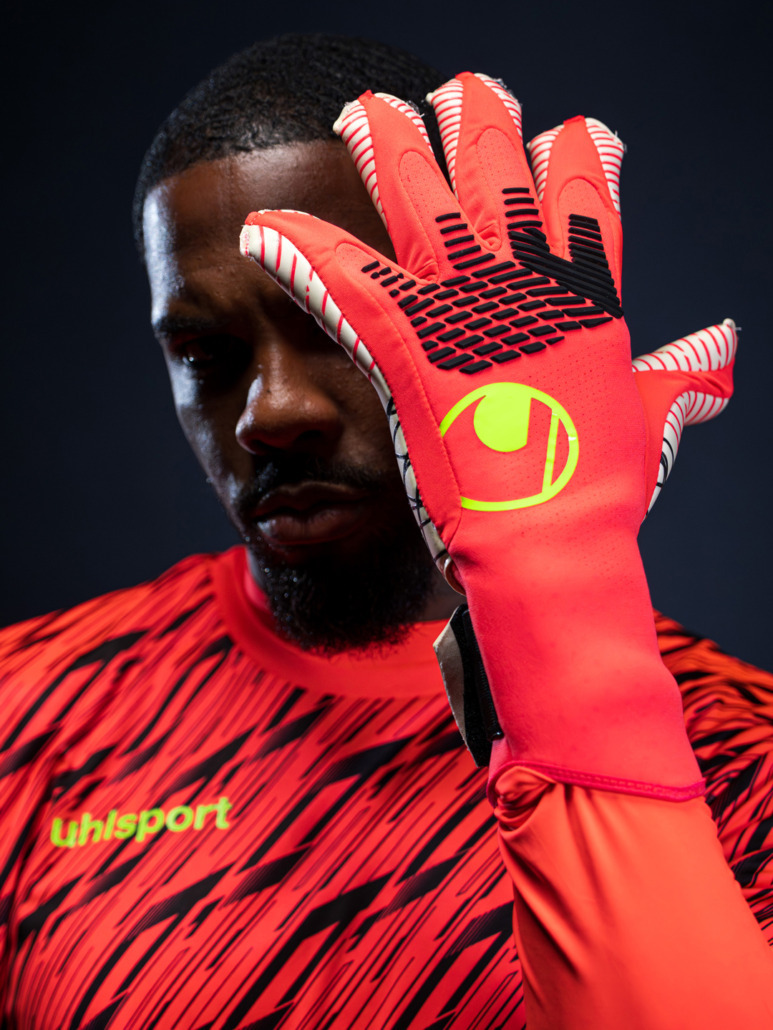 Mike Maignan mit uhlsport ZNE Torwarthandschuhe