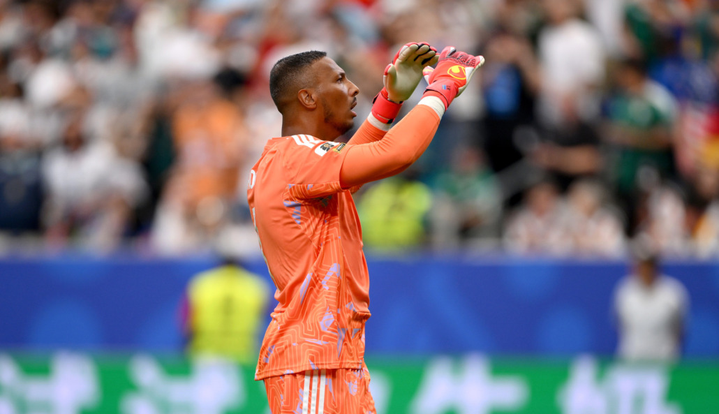 Eloy Room jubelt im Stadion